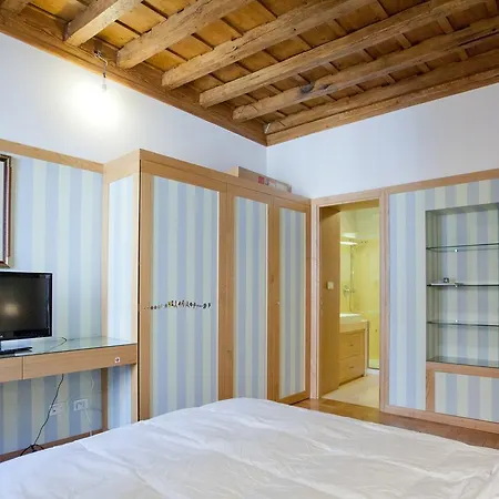 Pantheon Apartment *