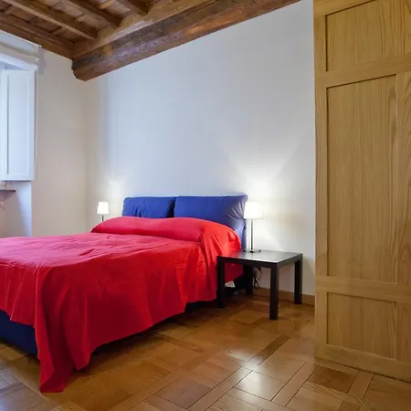 Pantheon Apartment *